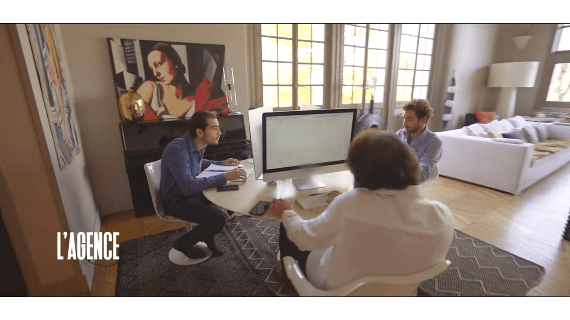 A screenshot of the French TV show L'Agence, as shown on French Netflix