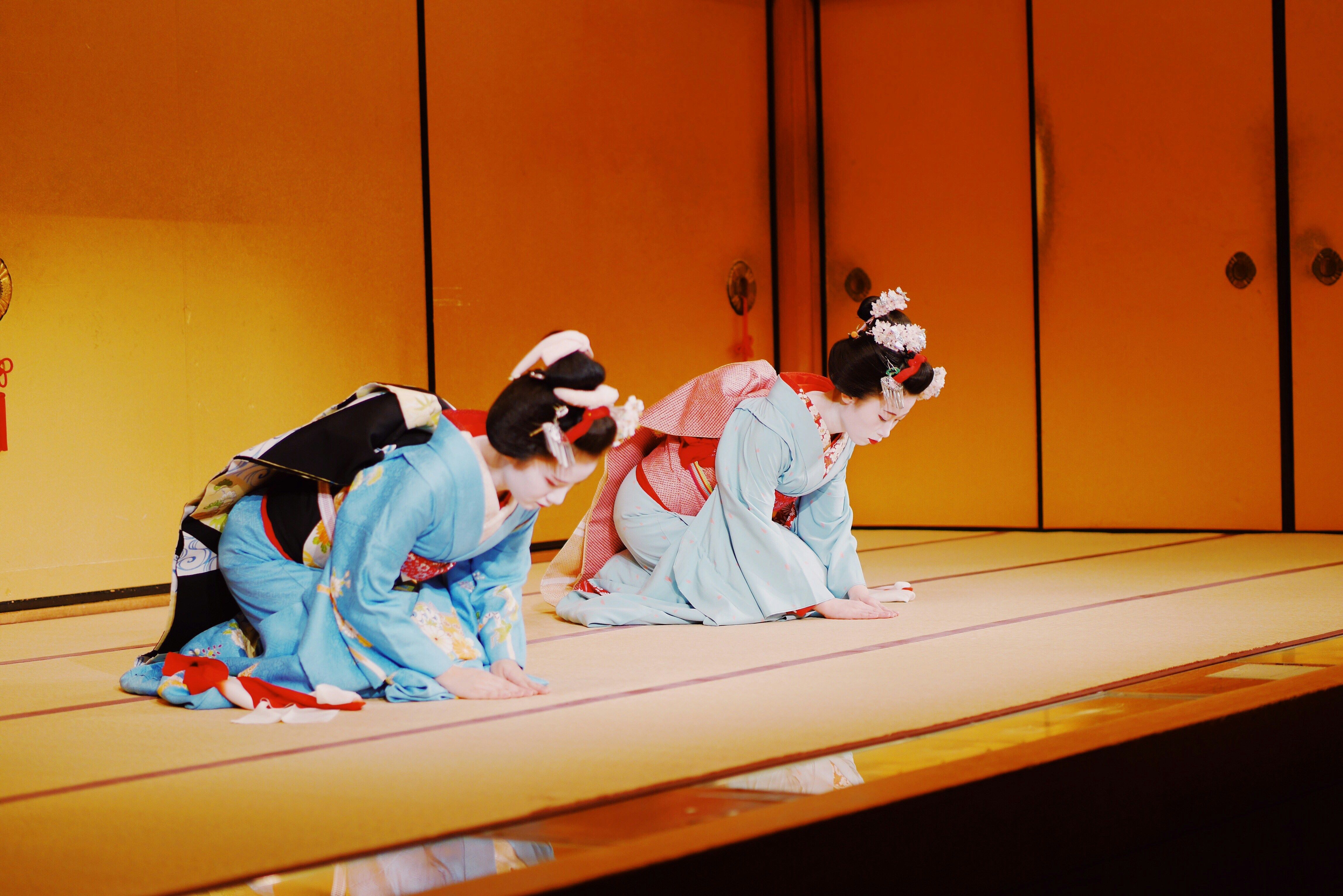 Two bowing geisha (Unsplash: wang xi)